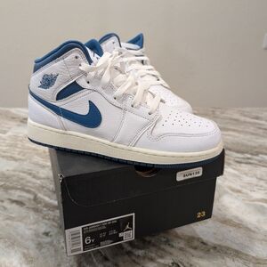 Air Jordan 1 Mid SE Sneakers